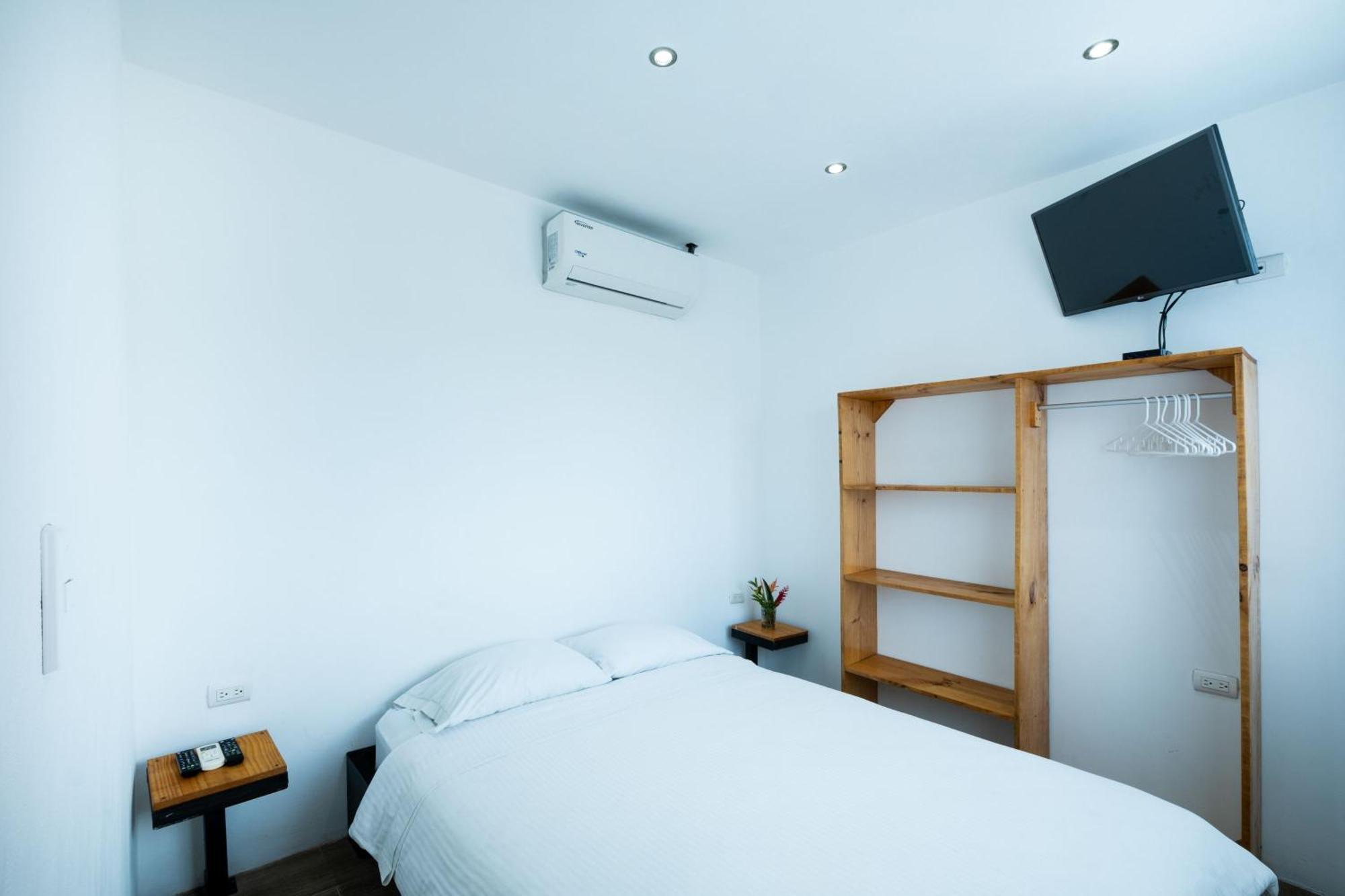 Hotel Bamboo Jaco Exterior photo